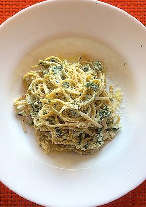 Una foto de Pasta con acelgas a la crema y parmesano
