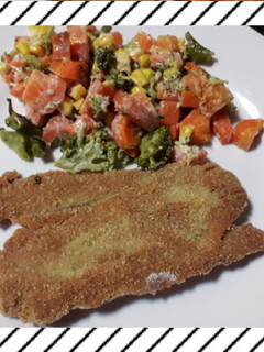 Una foto de Milanesa de penca al horno con salteado de verduritas 😋