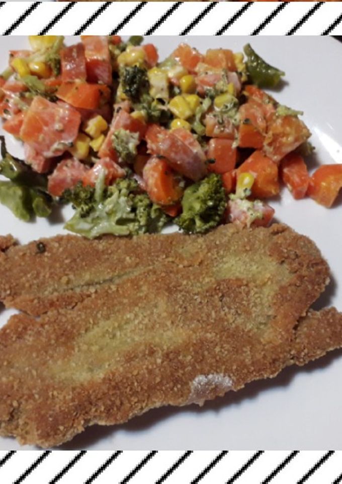 Una foto de Milanesa de penca al horno con salteado de verduritas 😋