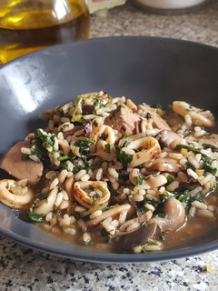 Una foto de Arroz con acelgas, calamares, atún y setas