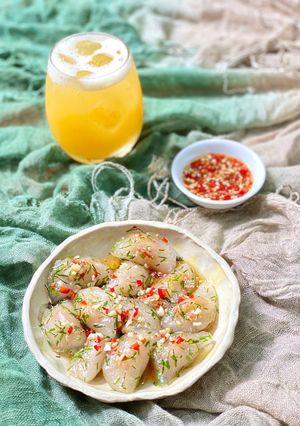 A picture of Bánh Bột Lọc with Shrimp Filling.
