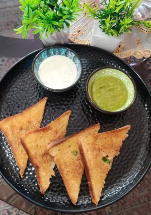 A picture of Garlic chilli butter toast.