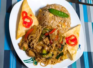Una foto de Combinado - Chifa 🍜