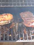 Bistec y salmón grillado con mantequilla de hierbas