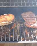 Bistec y salmón grillado con mantequilla de hierbas