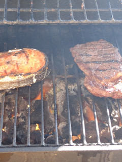 Una foto de Bistec y salmón grillado con mantequilla de hierbas