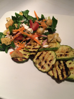 Una foto de Ensalada de calabacitas rostizadas