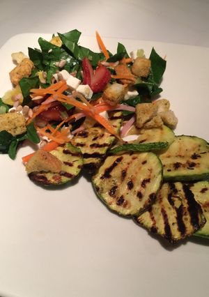 Una foto de Ensalada de calabacitas rostizadas