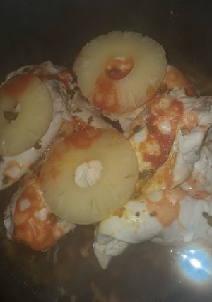 Una foto de Pollo en essen con ananá