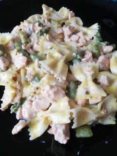 Una foto de Pasta con salmón y espárragos trigueros