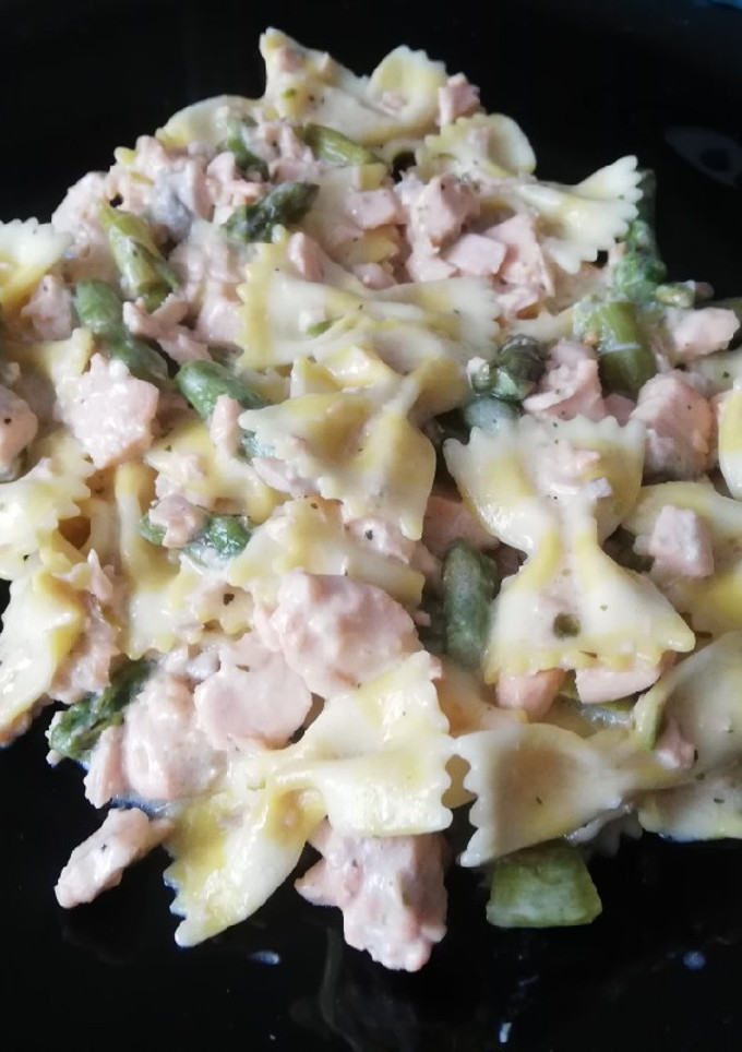 Una foto de Pasta con salmón y espárragos trigueros