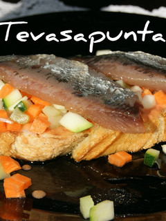 Una foto de Tosta de sardina ahumada con crudis