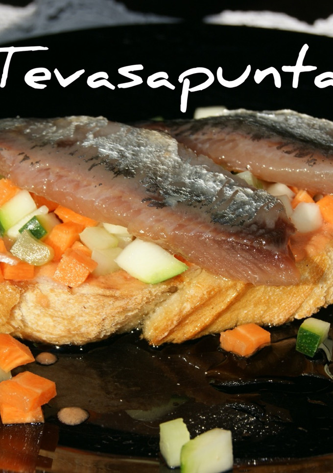 Una foto de Tosta de sardina ahumada con crudis