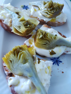 Una foto de Bruschetta de queso stracchino y alcachofa a la romana