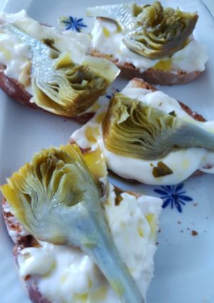 Una foto de Bruschetta de queso stracchino y alcachofa a la romana