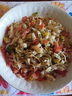 Una foto de Ensalada de bacalao y tallarines chinos