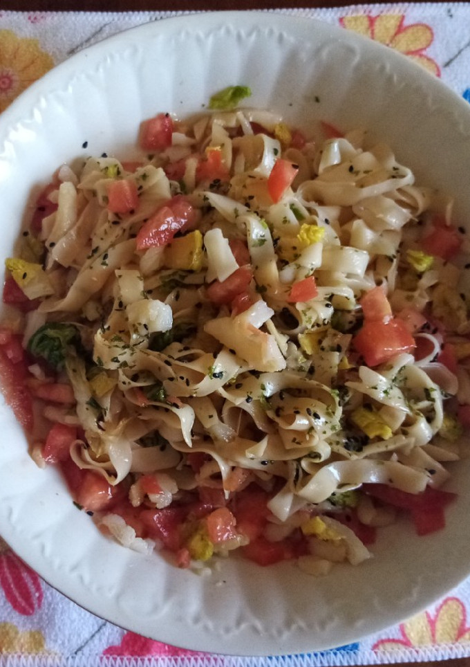 Una foto de Ensalada de bacalao y tallarines chinos