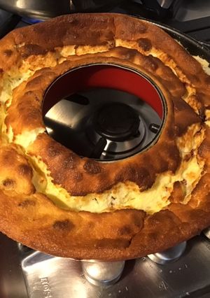 Une photo de Gâteau soufflé aux yaourts et pétales de rose