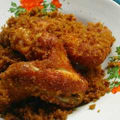 A picture of Ayam goreng serundeng halus.