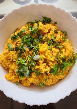 A picture of Corn and broken wheat dalia.