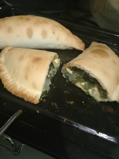 Una foto de Calzone de cebolla, puerro y queso