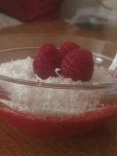 Una foto de Mousse de chocolate blanco sobre coulis de frambuesa