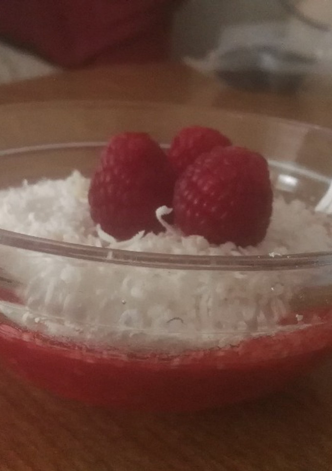 Una foto de Mousse de chocolate blanco sobre coulis de frambuesa