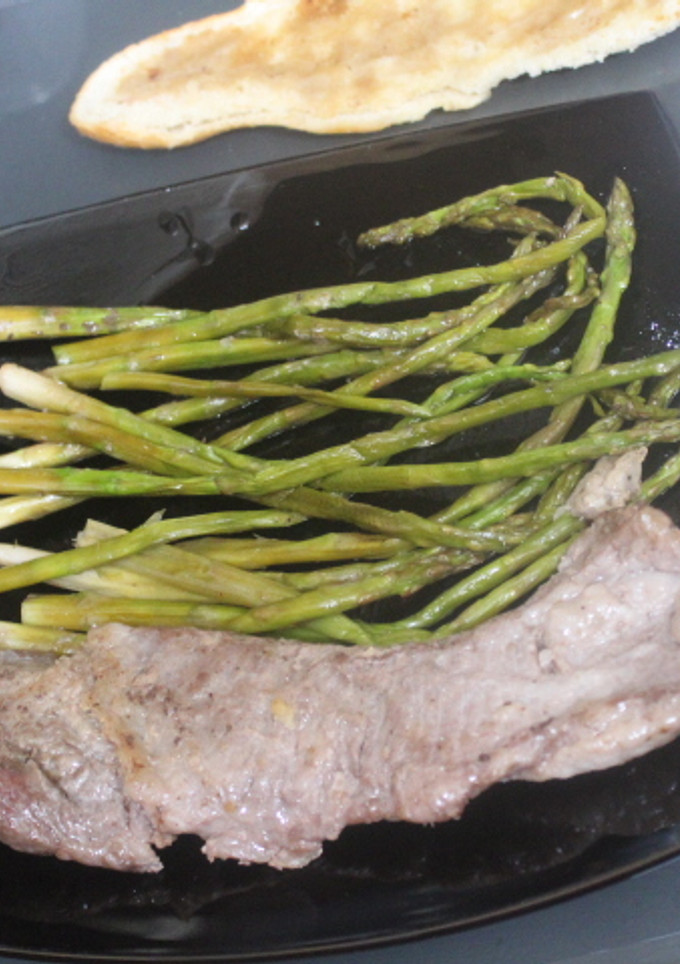 Una foto de Secreto de cerdo con espárragos al grill doble