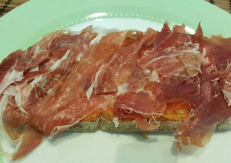 Tostada con tomate, jamón y aceite de oliva virgen