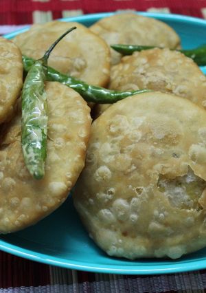 A picture of Moong Dal Khachori.