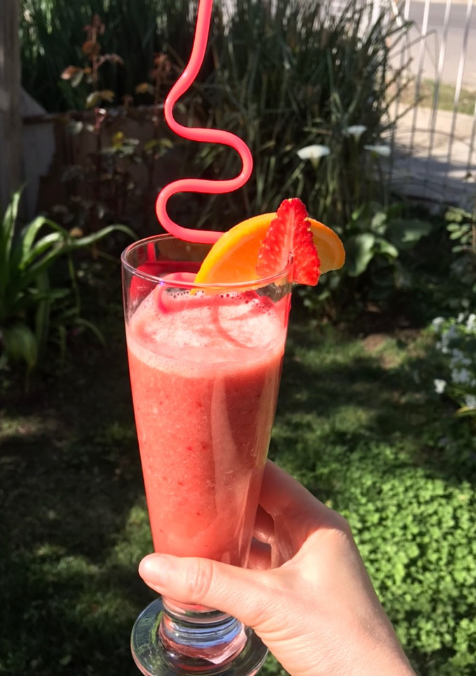 Una foto de Licuado de banana y frutillas