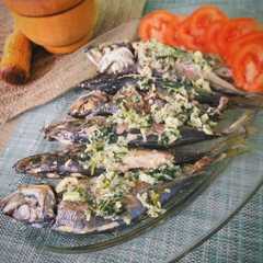 Una foto de Jureles a la plancha con majada de ajo y perejil