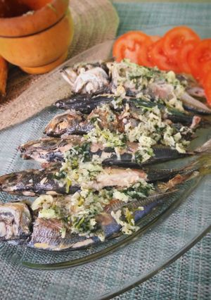 Una foto de Jureles a la plancha con majada de ajo y perejil