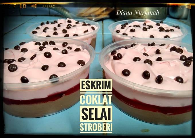 Resep: Es krim Coklat selai stroberi Yang Sederhana