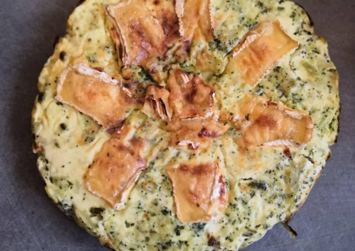 Quiche sans pâte, brocolis, camembert