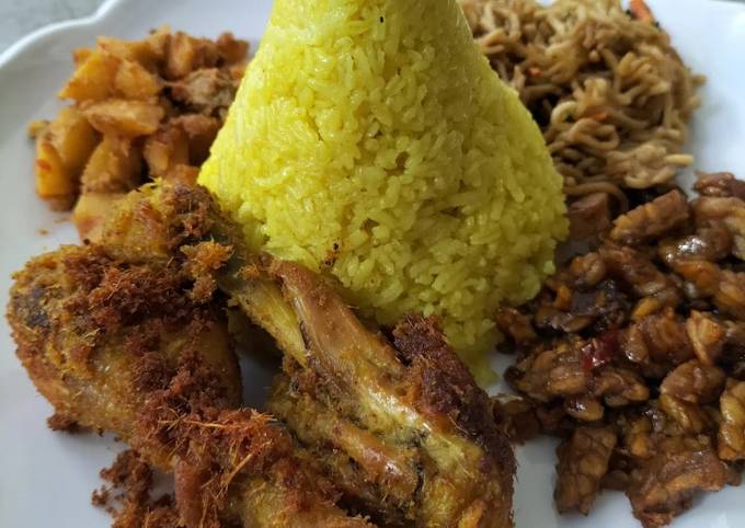 Resep Nasi Kuning Gurih And Wangi Oleh Fania Rjn Cookpad 7490