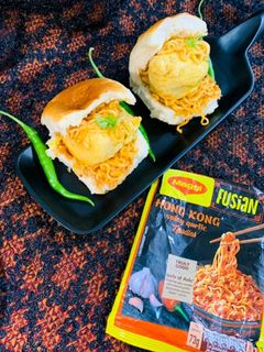 "फ्युजन मॅगी वडापाव" (FUSION MAGGI VADAPAV RECIPE INMARATHI) रेसिपी चे मुख्य फोटो
