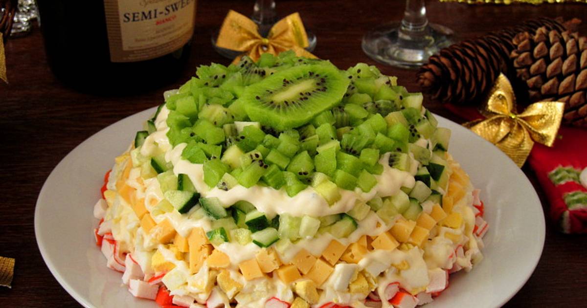Слоёный салат с крабовыми палочками, кукурузой и сухариками