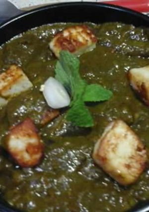 A picture of Palak paneer.