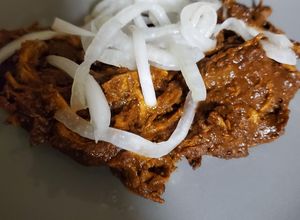 Una foto de Mole doña María con pollo deshebrado