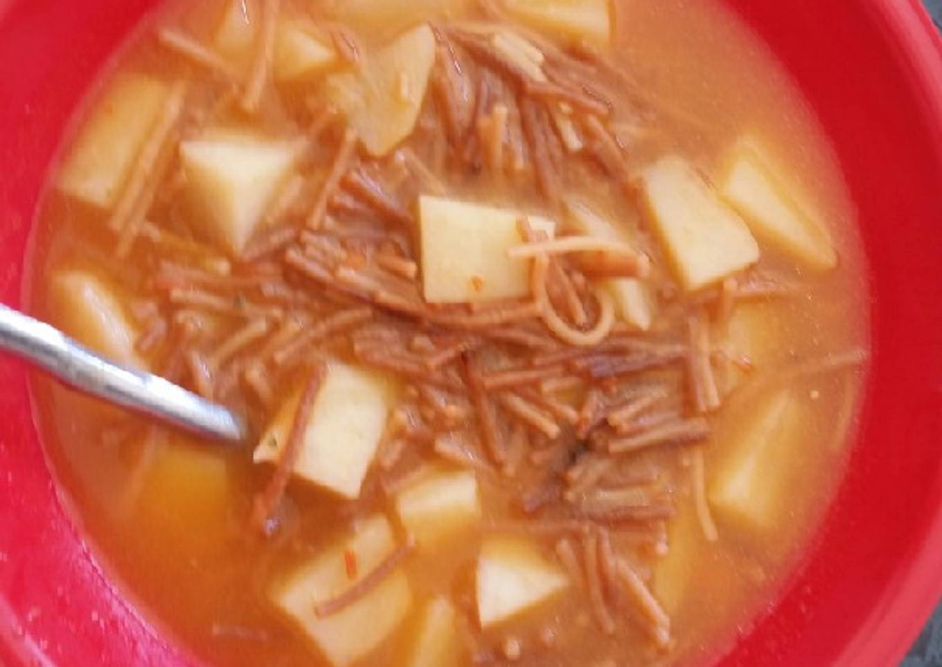 Sopa de fideo con papas