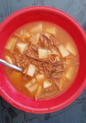 Una foto de Sopa de fideo con papas