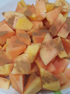 Una foto de Papaya con canela de Ceylan