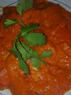 Una foto de Lomos de merluza con salsa de piquillos