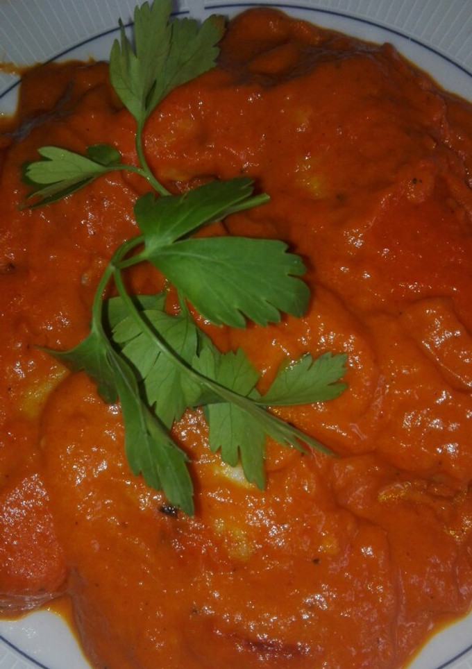 Una foto de Lomos de merluza con salsa de piquillos