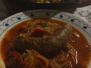 Una foto de chorizo a la pomarola con vino