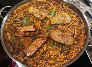 Una foto de Arroz Mediterráneo en Paella al Confit de Pato y Foie con Setas