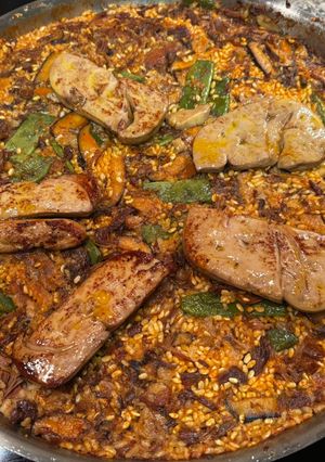 Una foto de Arroz Mediterráneo en Paella al Confit de Pato y Foie con Setas