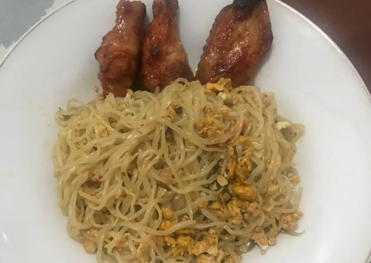 Resep Spicy shirataki noodle with egg + spicy wings yummmiii untuk yg sedang diet debm moms Anti Gagal