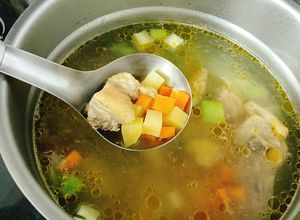 Hình của món Canh Gà Nấu Cà Rốt Khoai Tây Cho Bé.